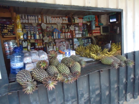 Épicerie de Nyagatare avec ananas et bananes, qu'on retrouve partout dans la région...